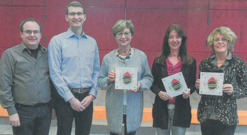 Über die Auszeichnung des Gütesiegels „Hochbegabtenförderung“ freuen sich (von links) Schulpsychologe Dr. Marco Paukert, Stufenleiter Michael Becker, Rektorin Elke Dürr sowie Ellen Kürschner von der Wallschule und Barbara Mader von der Schweitzer-Schule.